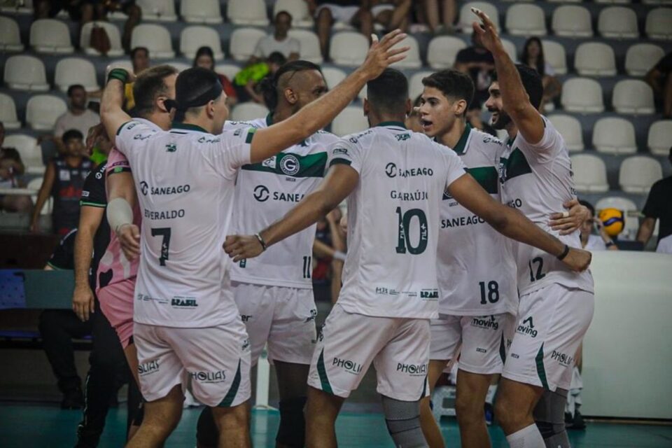 Goiás vira sobre Blumenau e se aproxima do G-8