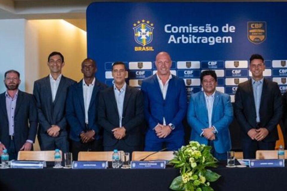 Comissão de arbitragem da CBF com o goiano Fabrício Vilarinho