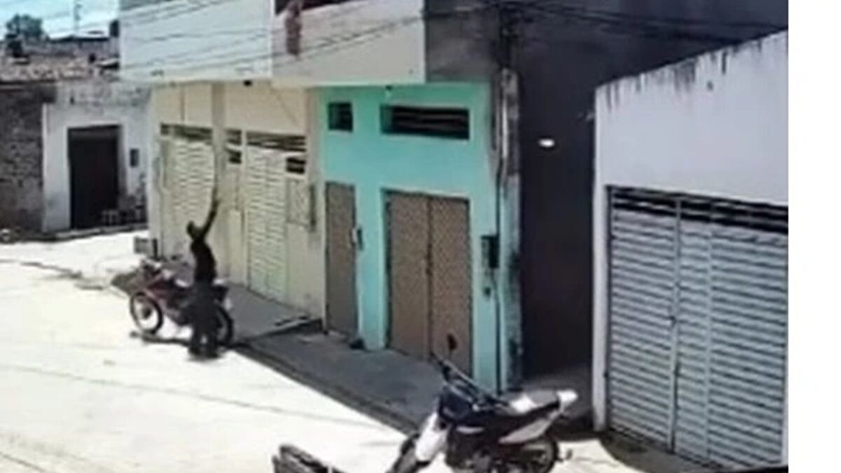 Homem salva criança que ficou pendurada em varanda de casa no Pernambuco; vídeo A cena foi registrada por uma câmera de segurança