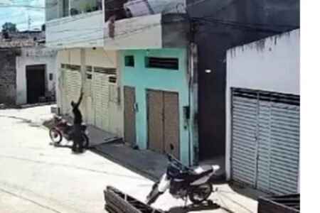 Homem salva criança que ficou pendurada em varanda de casa no Pernambuco; vídeo A cena foi registrada por uma câmera de segurança