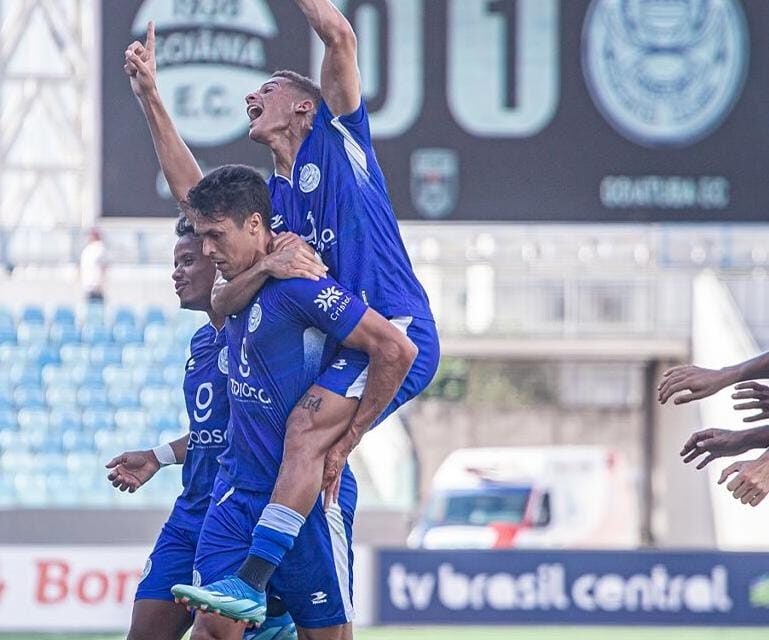 Jogadores do Goiatuba comemoram gol contra o Goiânia
