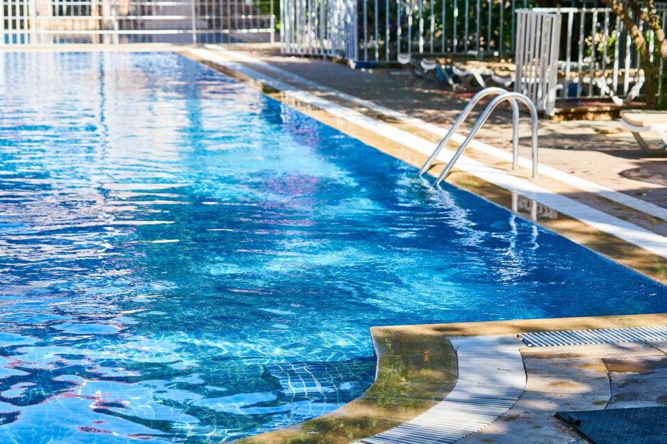 Foto ilustrativa: criança morreu afogada em piscina (Foto: Reprodução)