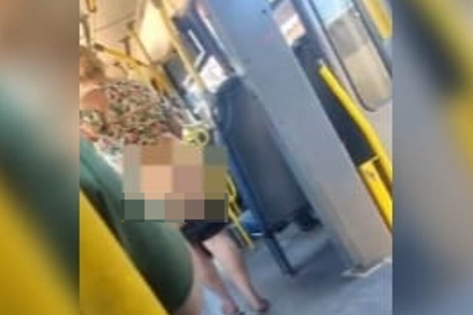 A imagem mostra uma mulher seminua com a foto borrada