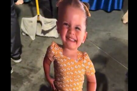 Formandos de medicina usaram Maria Flor de papelão como objeto para fotos Filha de Virgínia vira totem em festa de formatura em Goiânia