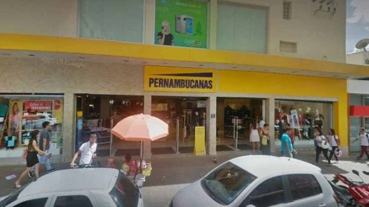 A imagem mostra a entrada de uma das lojas das Casas Pernambucanas