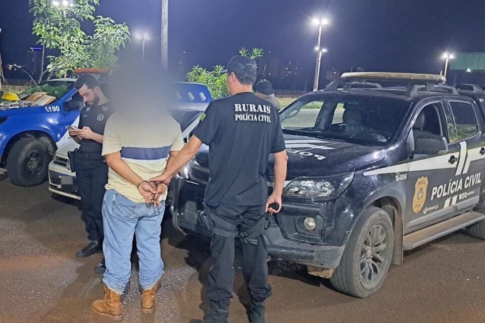 A imagem mostra um dos suspeitos preso pela Polícia Civil