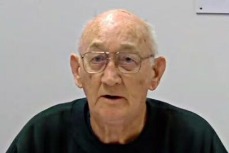 Padre condenado por abusar de mais de 70 crianças morre na cadeia, aos 90 anos Ex-sacerdote cumpria pena desde 1994 por pedofilia