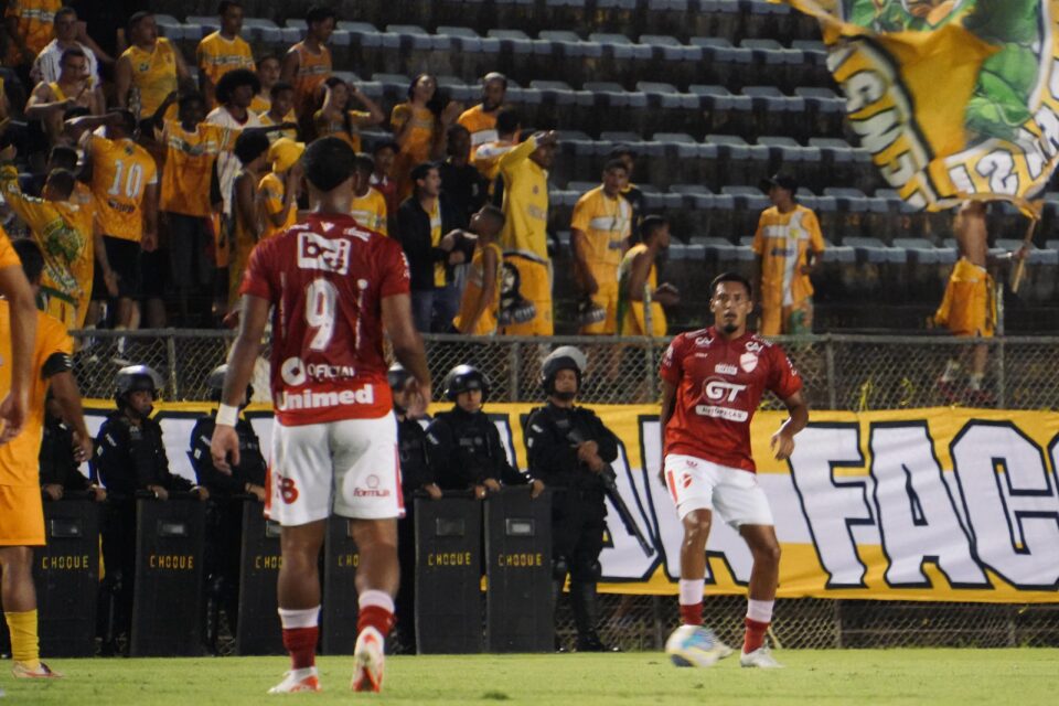 Vila Nova lsai na frente mas leva empate