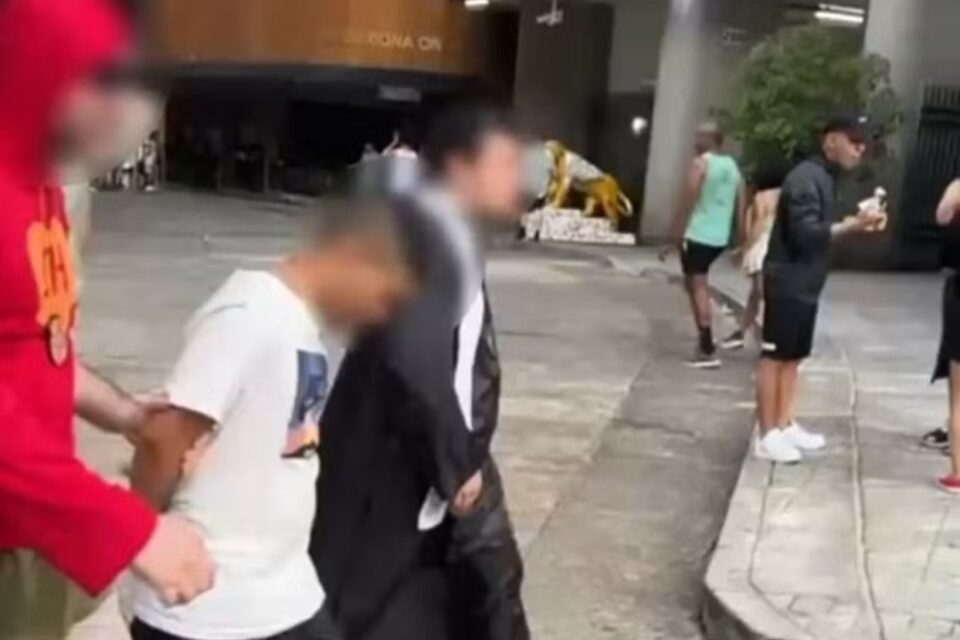 Policial fantasiado de Chapolin prende ladrão durante bloco em SP; vídeo Ação também contou com a participação de agente disfarçado de padre