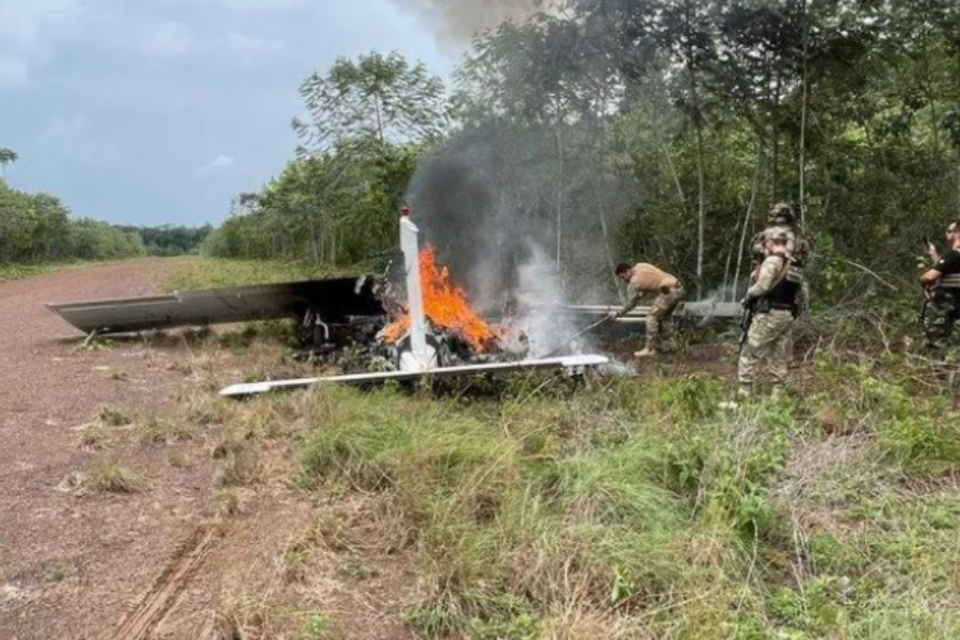 Imagem da aeronave pegando fogo