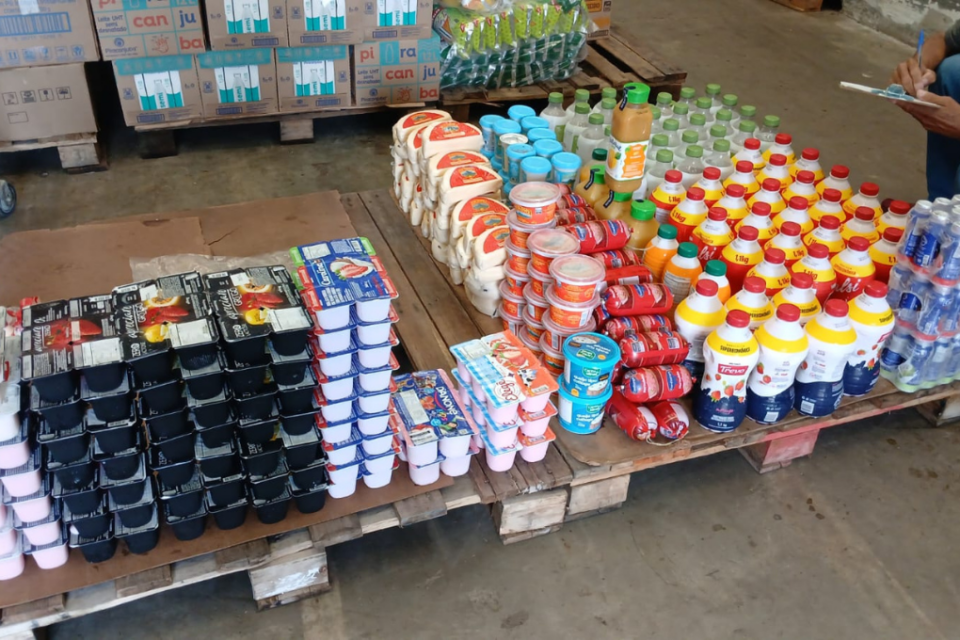 Imagem colorida mostra diversos produtos empilhados. Eles foram apreendidos em uma fiscalização do Procon Goiânia