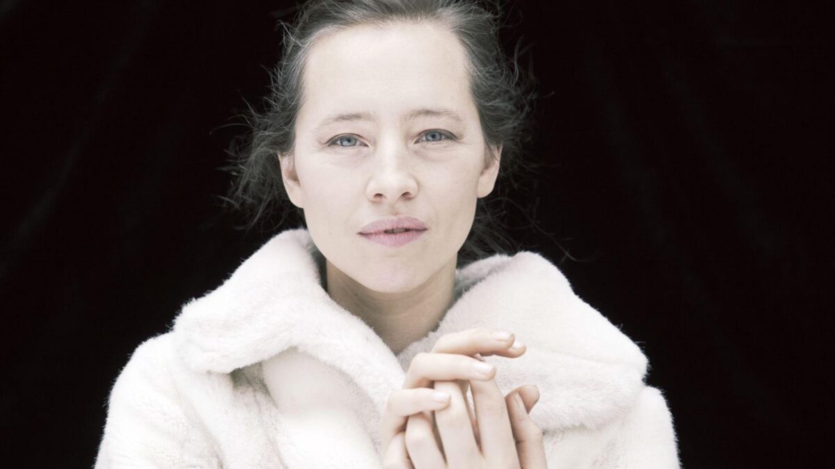 Atriz francesa Isild Le Besco participa da Mostra O Amor, a Morte e as Paixões nesta sexta-feira