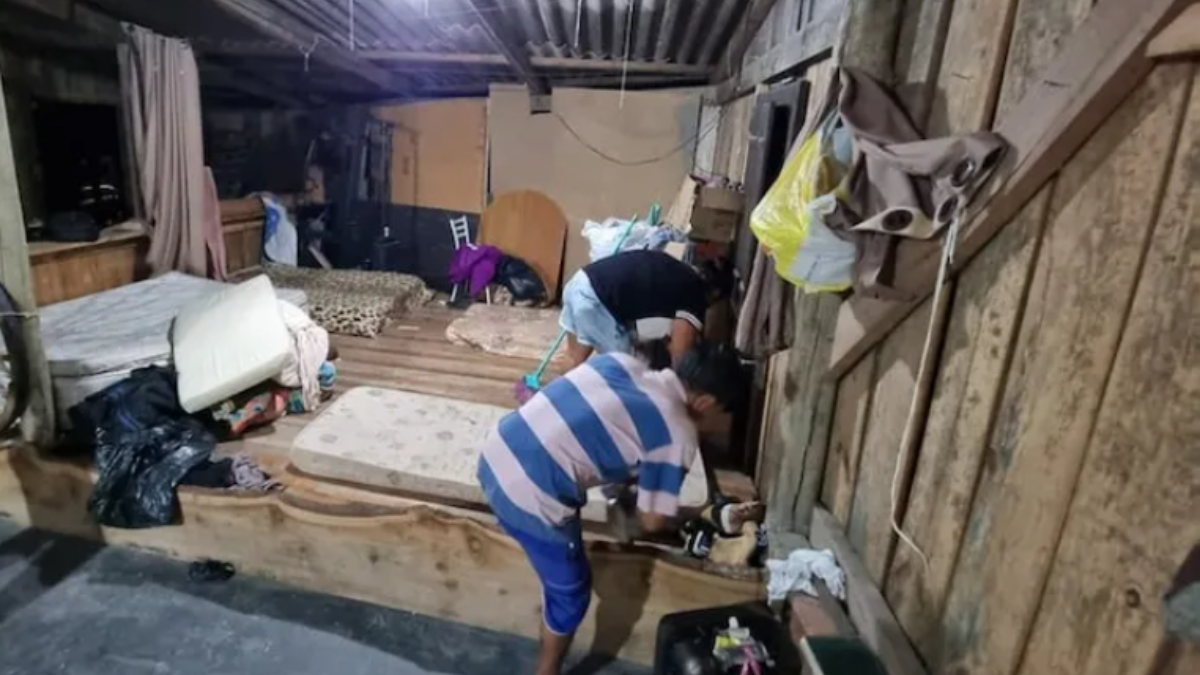Imagens dos trabalhadores no galpão onde dormiam