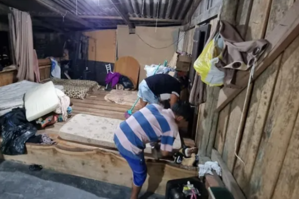Imagens dos trabalhadores no galpão onde dormiam