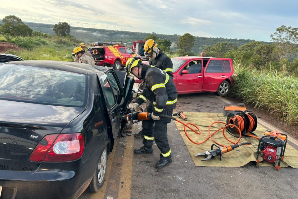 A imagem mostra uma equipe de resgate do Corpo de Bombeiros realizando o salvamento de uma das vítimas
