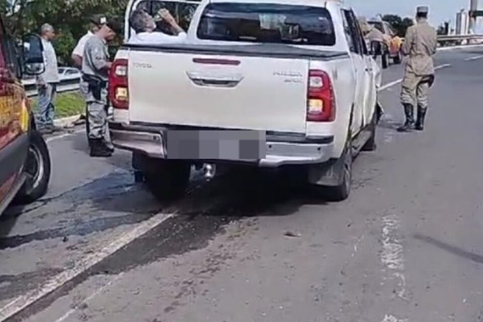 Motorista de caminhonete fura sinal e atropela 4 na marginal cascavel Uma das vítimas está em estado grave vídeo