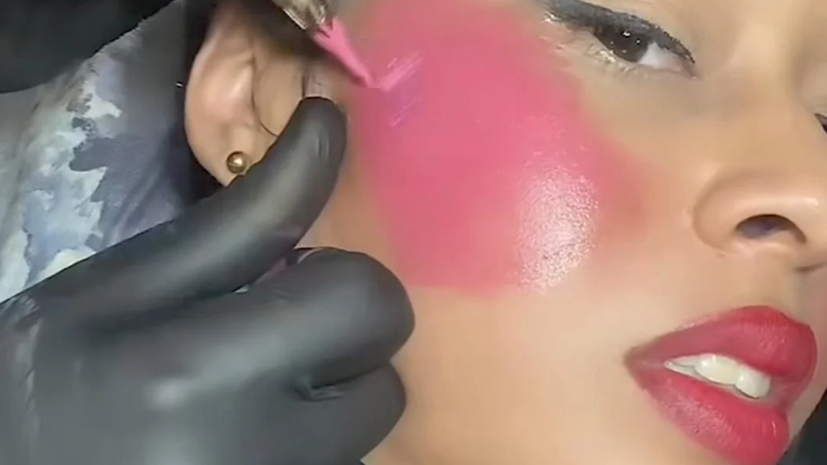 Tatuagem permanente de blush: riscos à saúde (Foto: Reprodução)