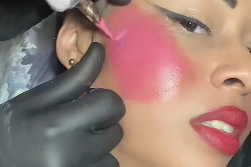 Tatuagem permanente de blush: riscos à saúde (Foto: Reprodução)