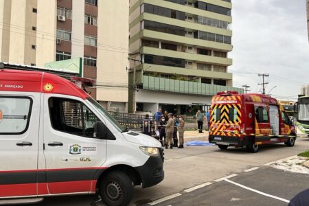 Mulher morre atropelada por ônibus do transporte coletivo na Praça Cívica, em Goiânia