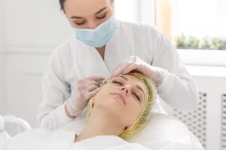 No local foram encontradas embalagens de fenol abertas e vencidas Anvisa fecha clínica de estética no Jardim Europa, em Goiânia