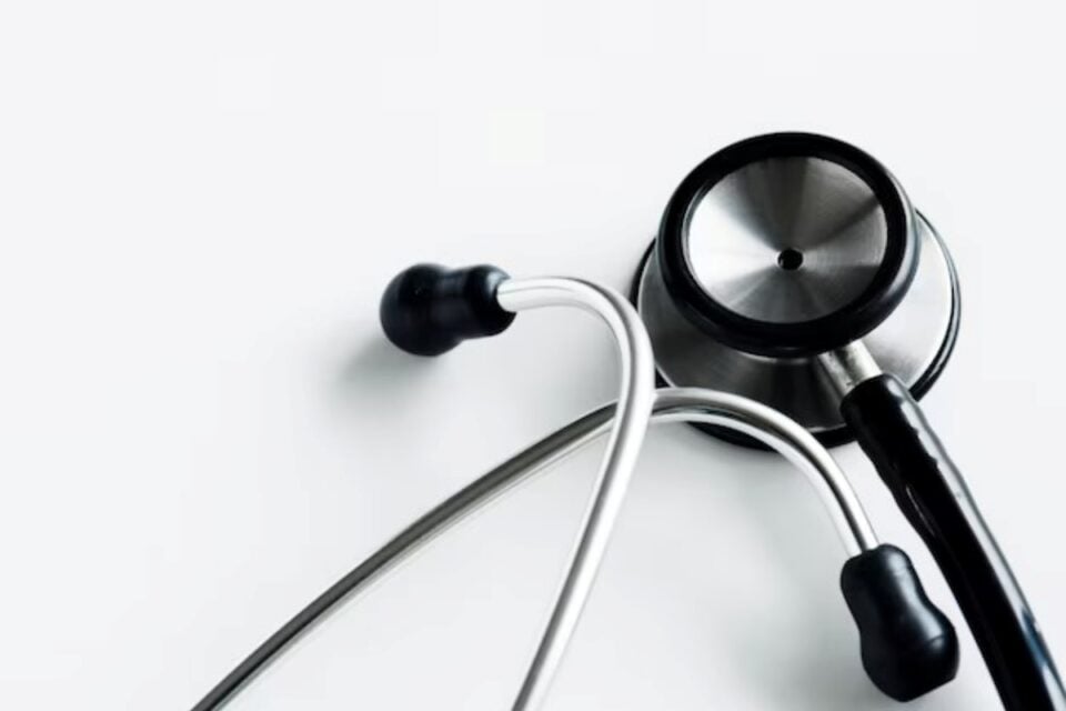 A imagem mostra um estetoscópio. Aparelho usado por médicos para auscultar, ouvir, os sons internos do corpo