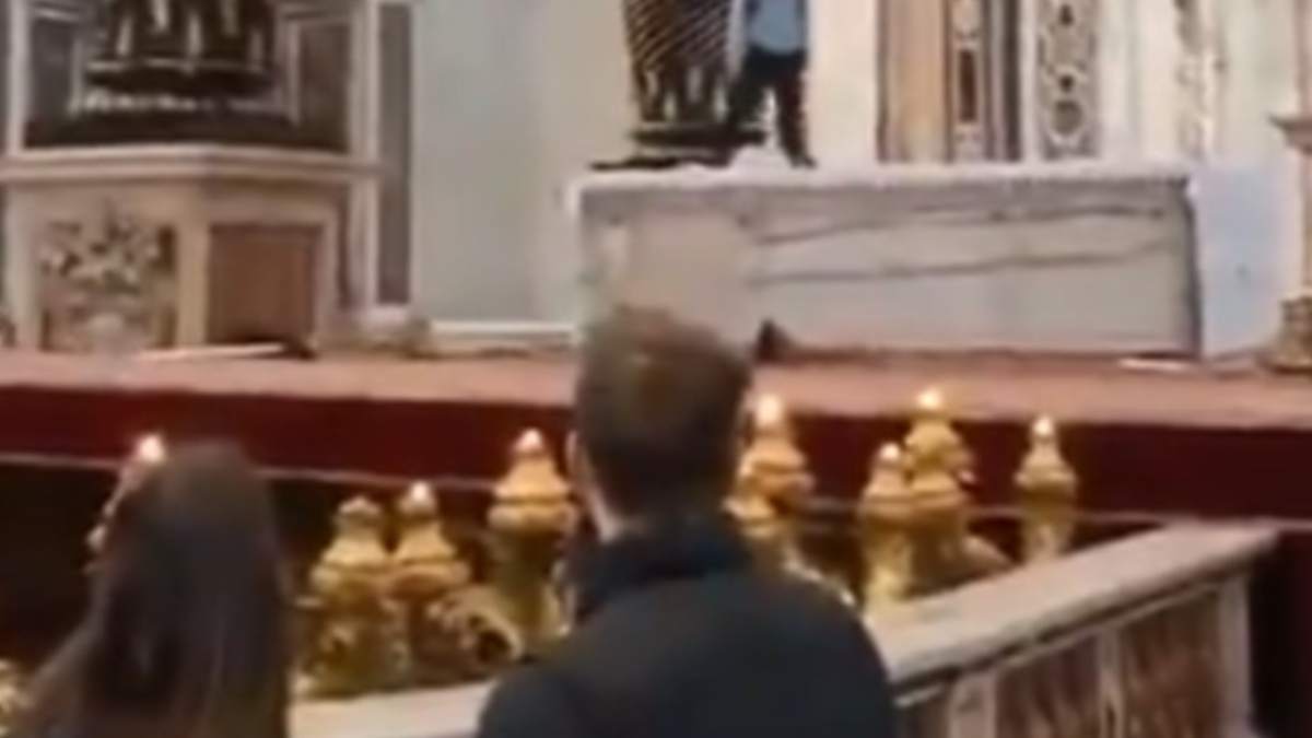 Altar da basílica de São Pedro, no Vaticano, é vandalizada (Foto: Reprodução)