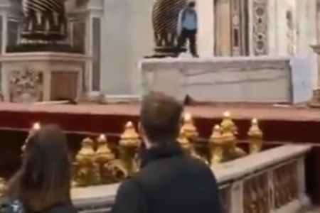 Altar da basílica de São Pedro, no Vaticano, é vandalizada (Foto: Reprodução)