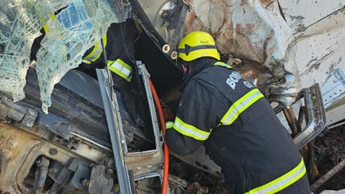 Caminhão desgovernado invade residências em Corumbá de Goiás; motorista ficou preso às ferragens residências atingidas