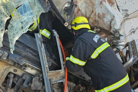 Caminhão desgovernado invade residências em Corumbá de Goiás; motorista ficou preso às ferragens residências atingidas