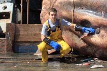 Peixe com 'cabeça de alien' é capturado por pescador na Rússia; veja foto Espécie fisgada por Roman Fedortsov vive nas profundezas do Ártico