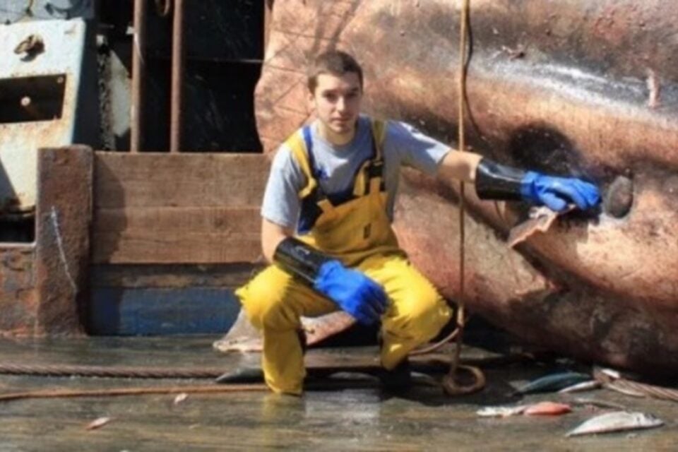 Peixe com 'cabeça de alien' é capturado por pescador na Rússia; veja foto Espécie fisgada por Roman Fedortsov vive nas profundezas do Ártico