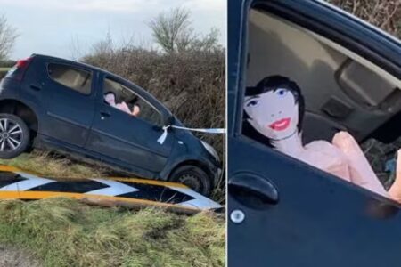Após acidente, carro é abandonado com boneca inflável ao volante Veículo teria ficado preso após atingir uma placa em estrada na Inglaterra