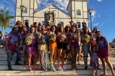 Bloco Zazaricando une folia e sustentabilidade no Carnaval 2025 em Pirenópolis