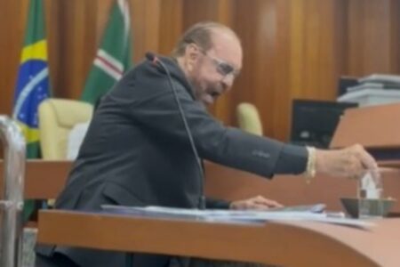 Vereador de Goiânia acende vela e dispara: "O inferno os espera" Tião Peixoto protagonizou cena pitoresca na Câmara dos Vereadores