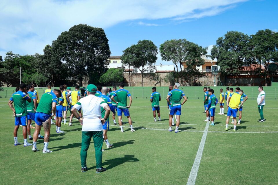 Jogadores no Goiás em treino no CT