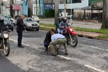 Sandro Mabel posta vídeo arrumando tampa de esgoto Prefeito de Goiânia aparece pedindo para os carros pararem: "Façam isso pela nossa cidade"