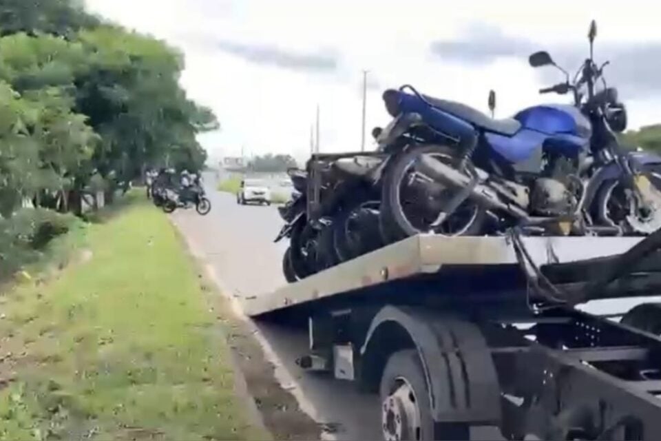 A imagem mostra motos apreendidas na BR-153, sendo colocadas em reboque