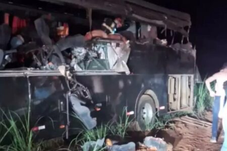 Acidente entre ônibus e carreta deixa 12 mortos no interior de São Paulo O condutor do veículo de carga foi preso por omissão de socorro