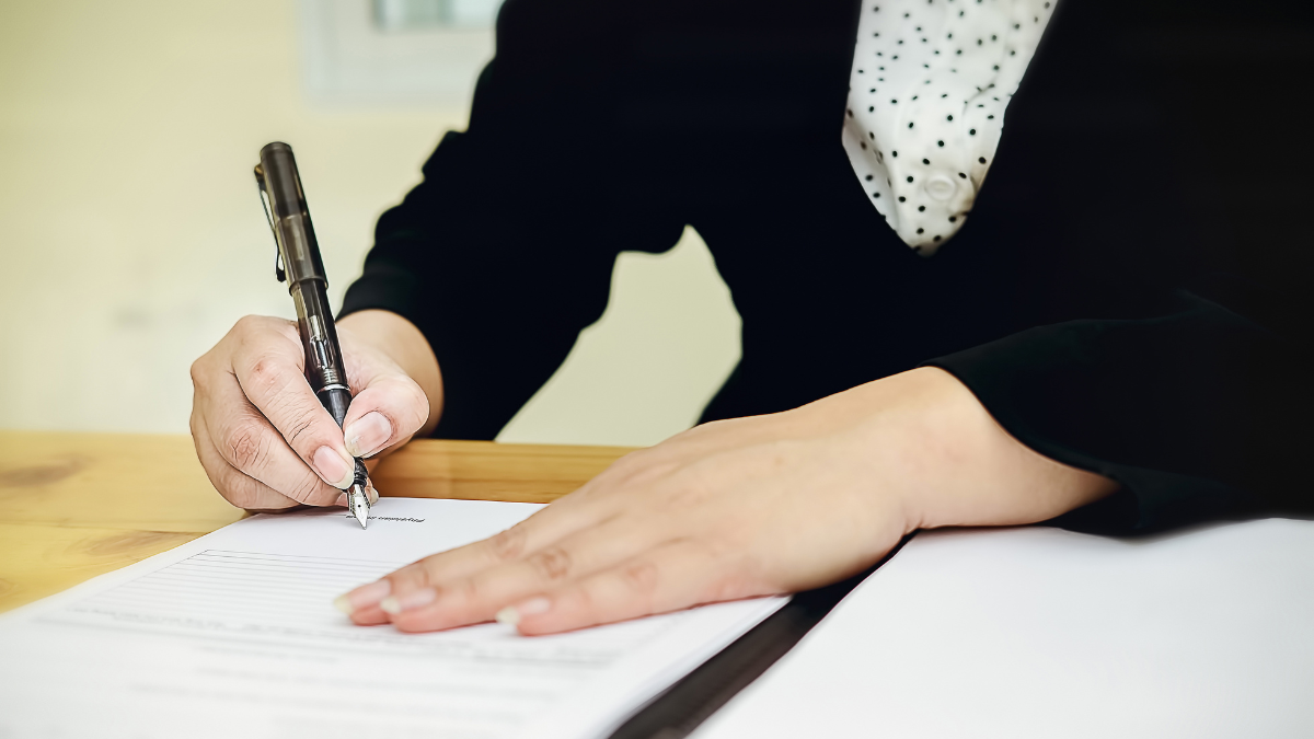 Imagem de uma pessoa escrevendo em um papel