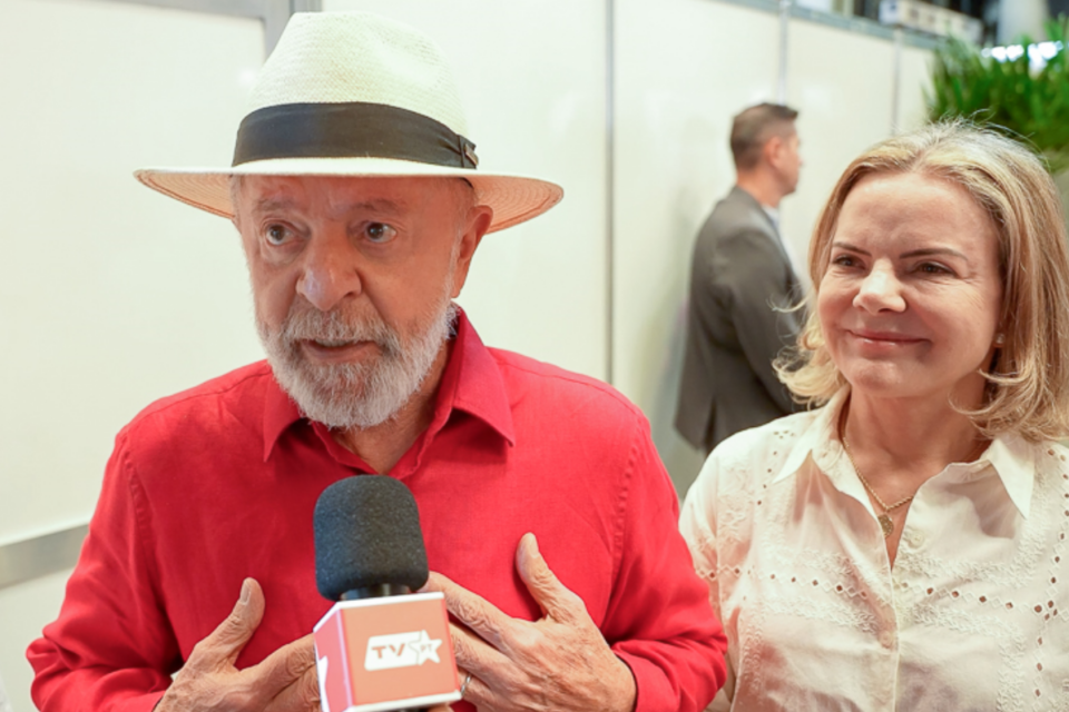Gleisi Hoffmann ao lado do presidente Lula (Foto: PT)