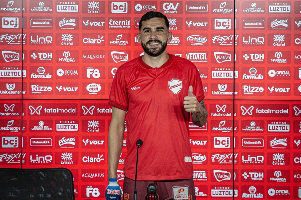 Paulinho em apresentação no Vila Nova