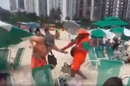 Briga entre vendedores de mate termina com um deles esfaqueado no Rio; vídeo Caso aconteceu nesta segunda-feira, na praia da Barra da Tijuca