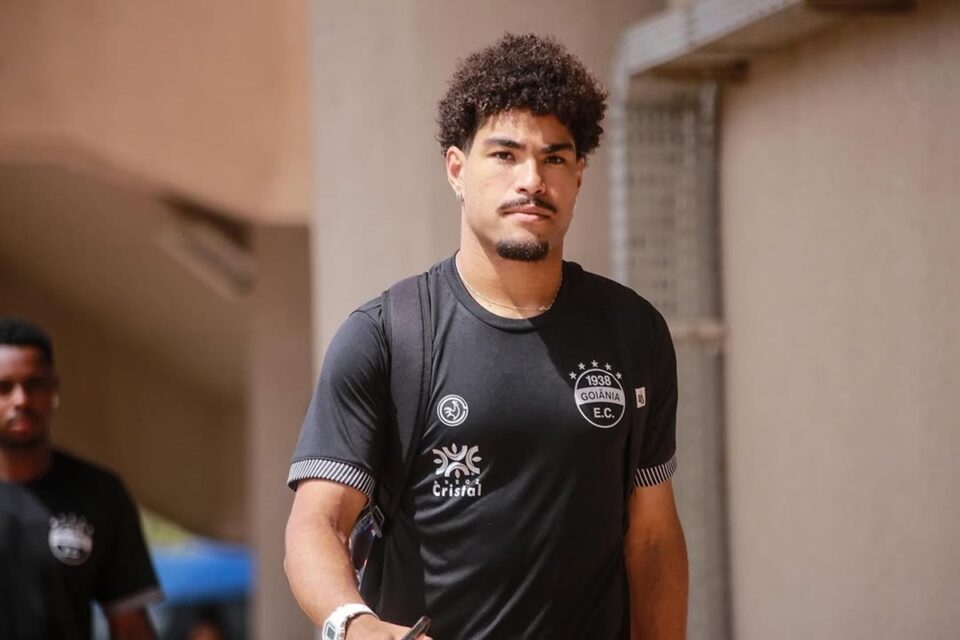 Vinícius, volante e capitão do Goiânia