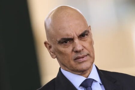 Moraes encaminha defesas de Bolsonaro e outros 19 denunciados à PGR