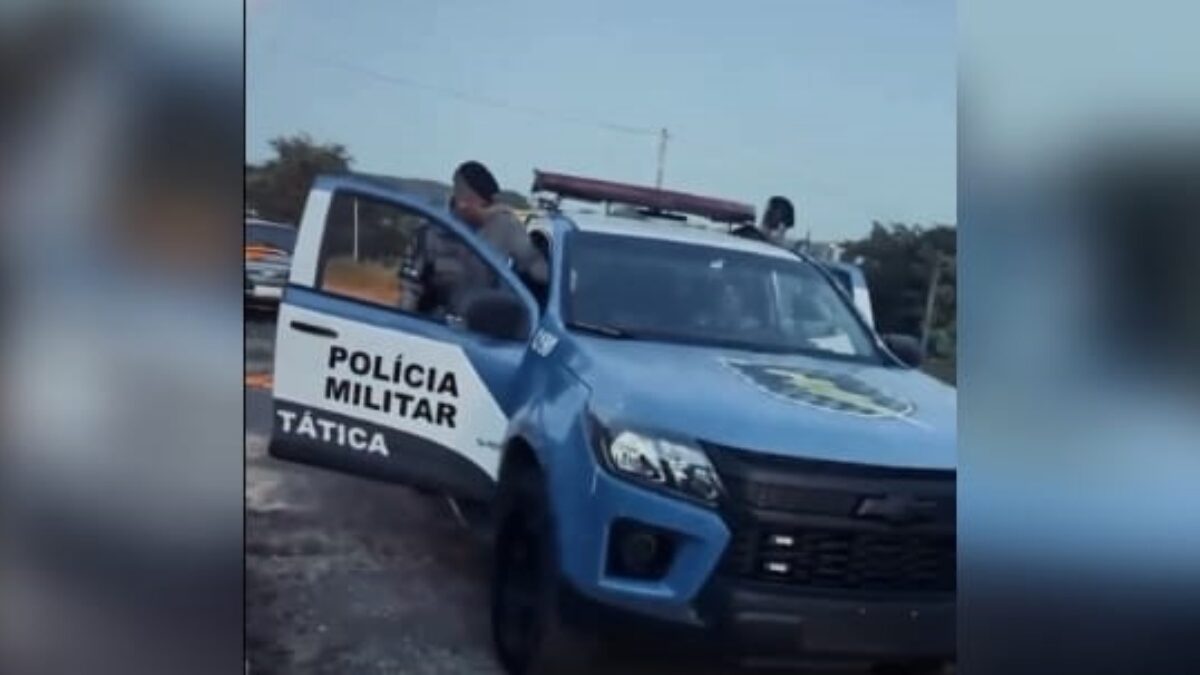 A imagem mostra uma viatura da Força Tática da Polícia MIlitar