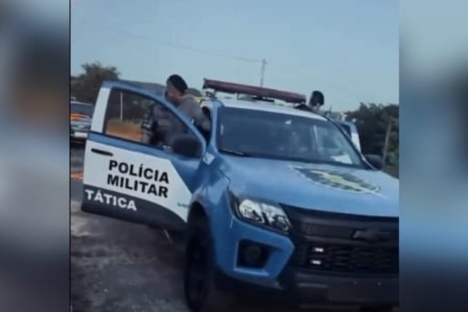 A imagem mostra uma viatura da Força Tática da Polícia MIlitar