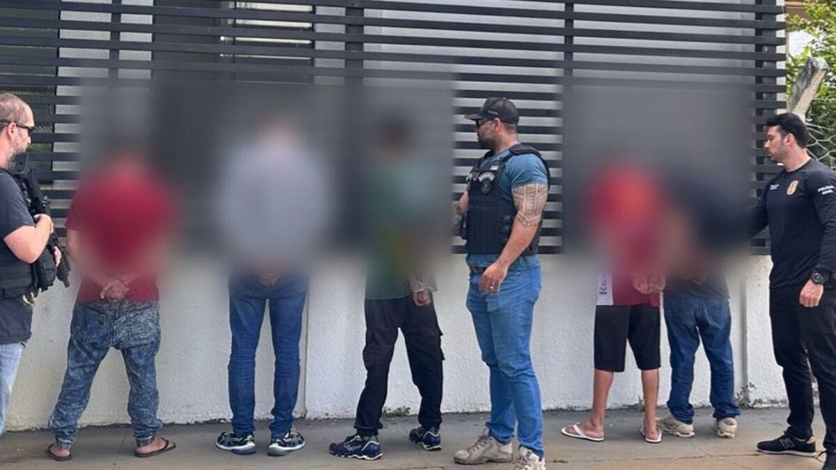 A imagem mostra os cinco envolvidos na morte de um homem de 56 anos