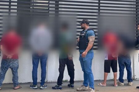 A imagem mostra os cinco envolvidos na morte de um homem de 56 anos