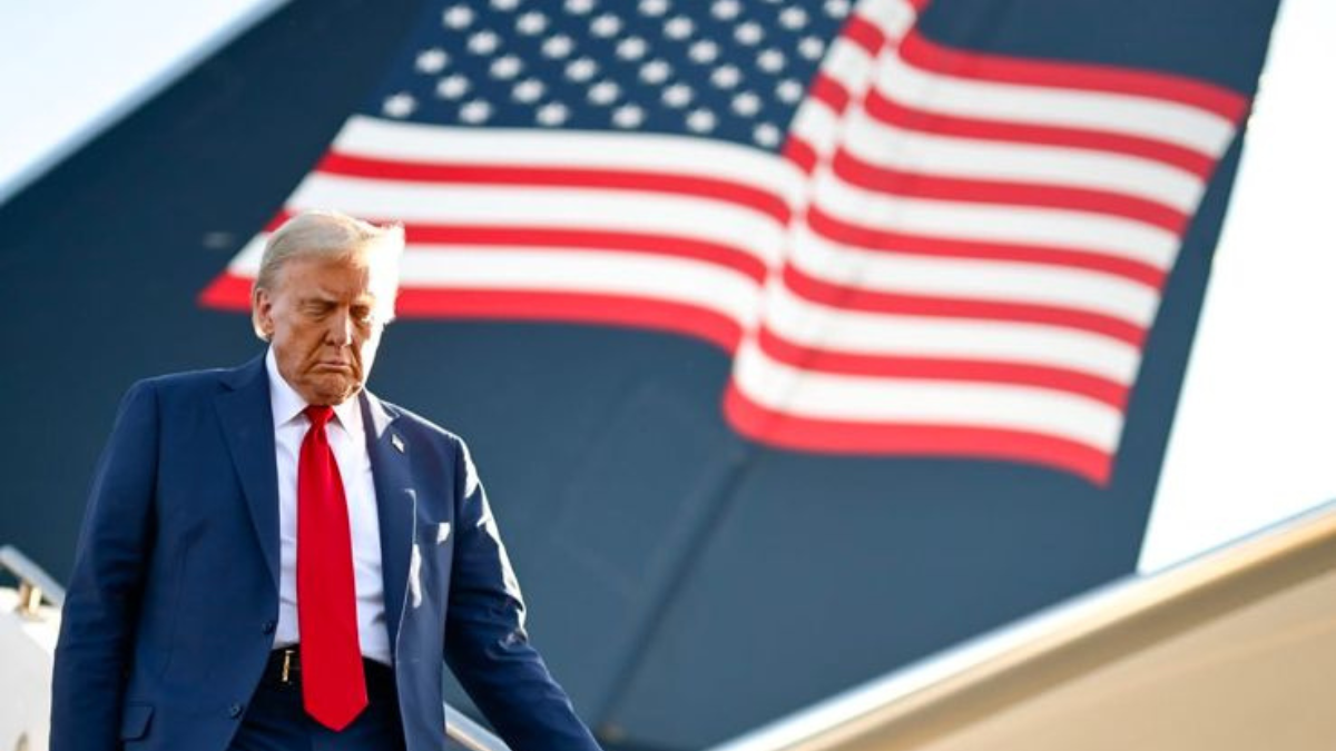 Imagem de Donald Trump descende as escadas de um avião