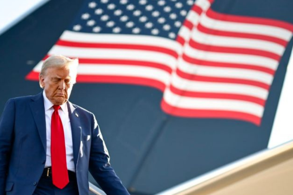 Imagem de Donald Trump descende as escadas de um avião